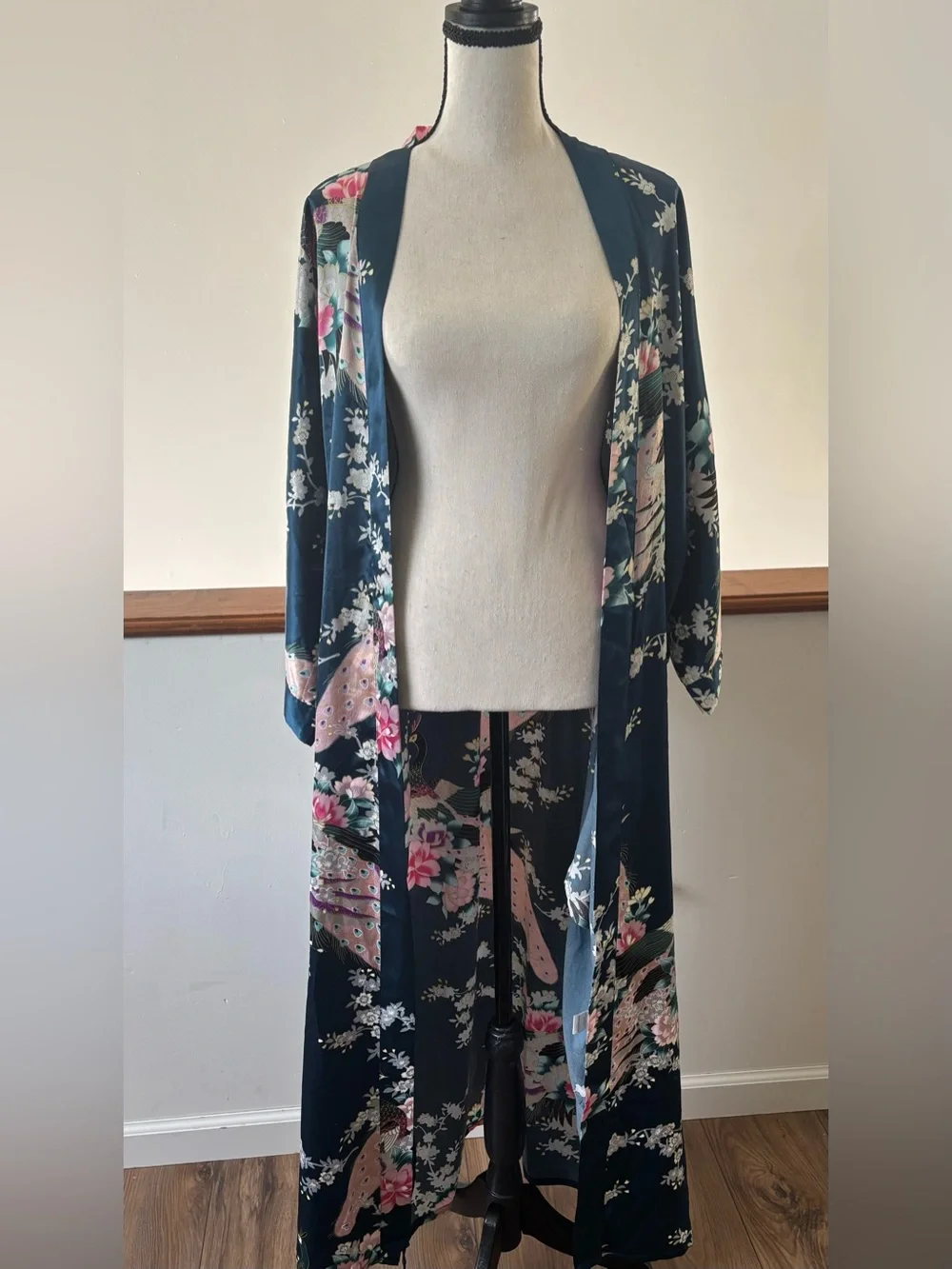 Kim + Ono Chrysanthemum & Crane Long Satin Kimono Robe - Picture 4 of 11